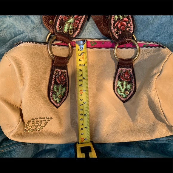 Betsey Johnson Tan Barrel Handbag - Picture 5 of 6